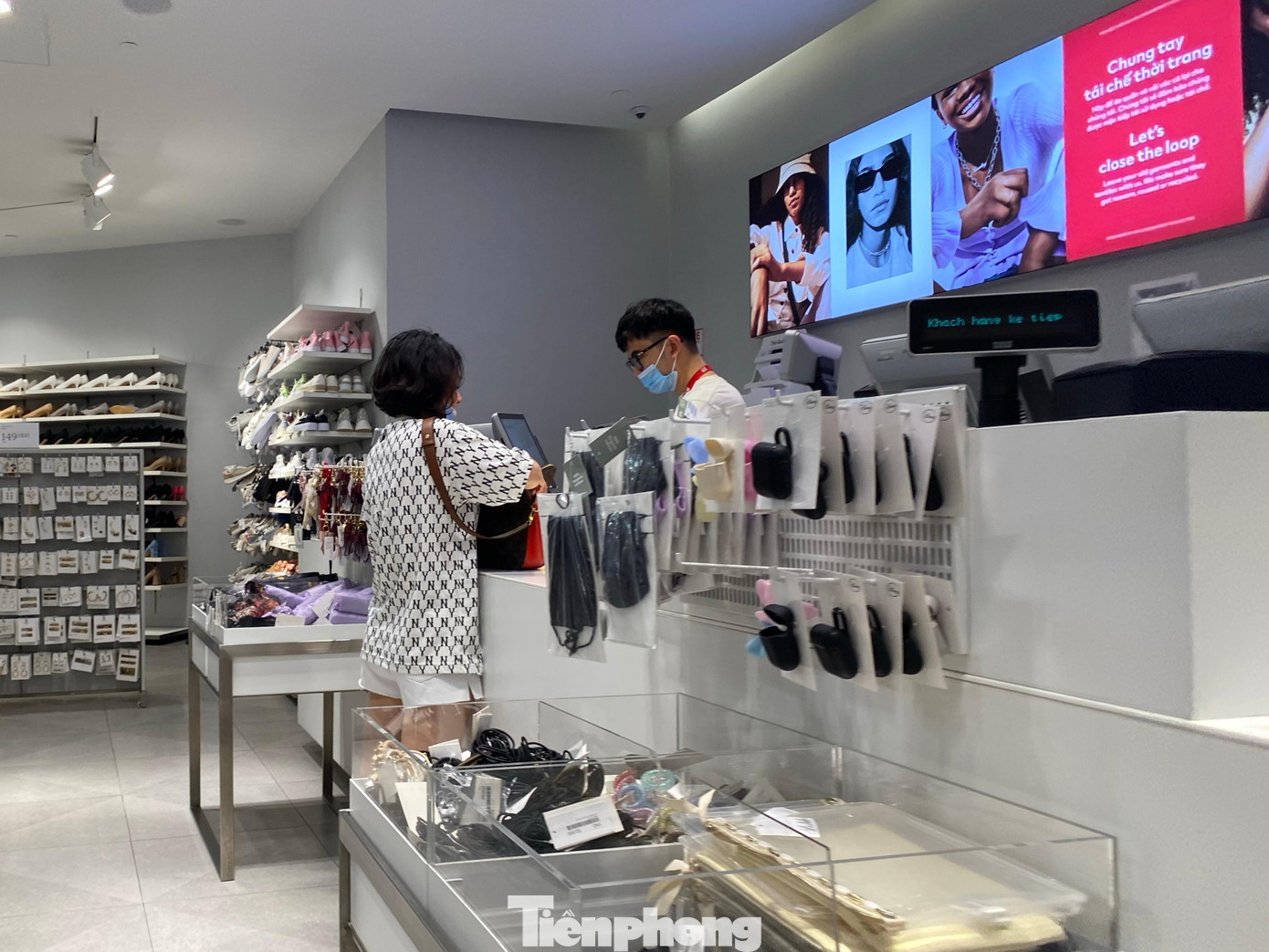 Trong buổi sáng 4/4, tại cửa hàng H&amp;M ở một trung tâm thương mại (quận Thanh Xuân, Hà Nội), hiếm hoi có khách thanh toán