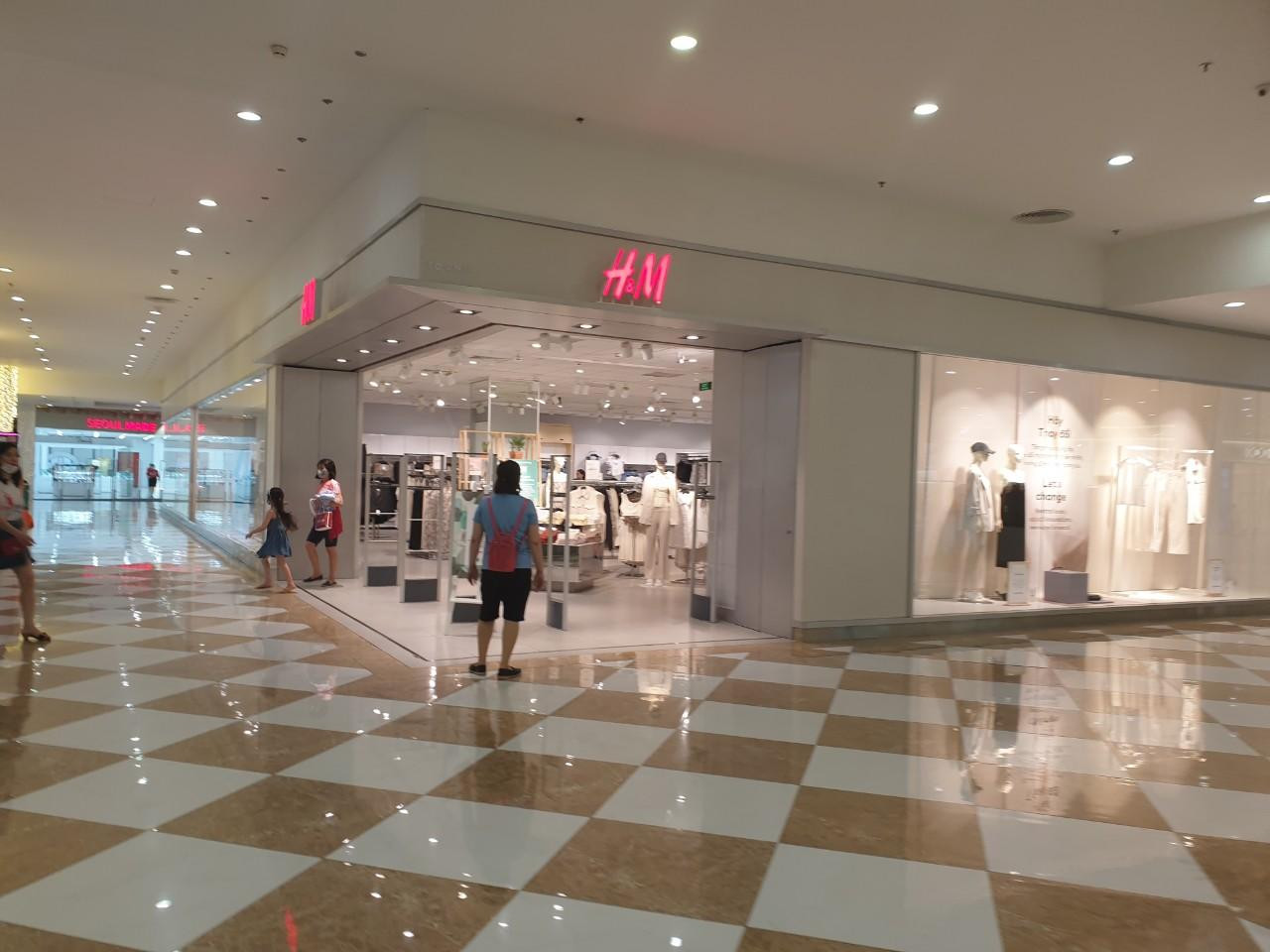 Những cửa hàng khác của H&amp;M tại trung tâm thương tâm thương mại (quận Đống Đa, quận Hai Bà Trưng, Hà Nội) cũng chịu chung cảnh vắng vẻ (Ảnh: Vietnambiz)