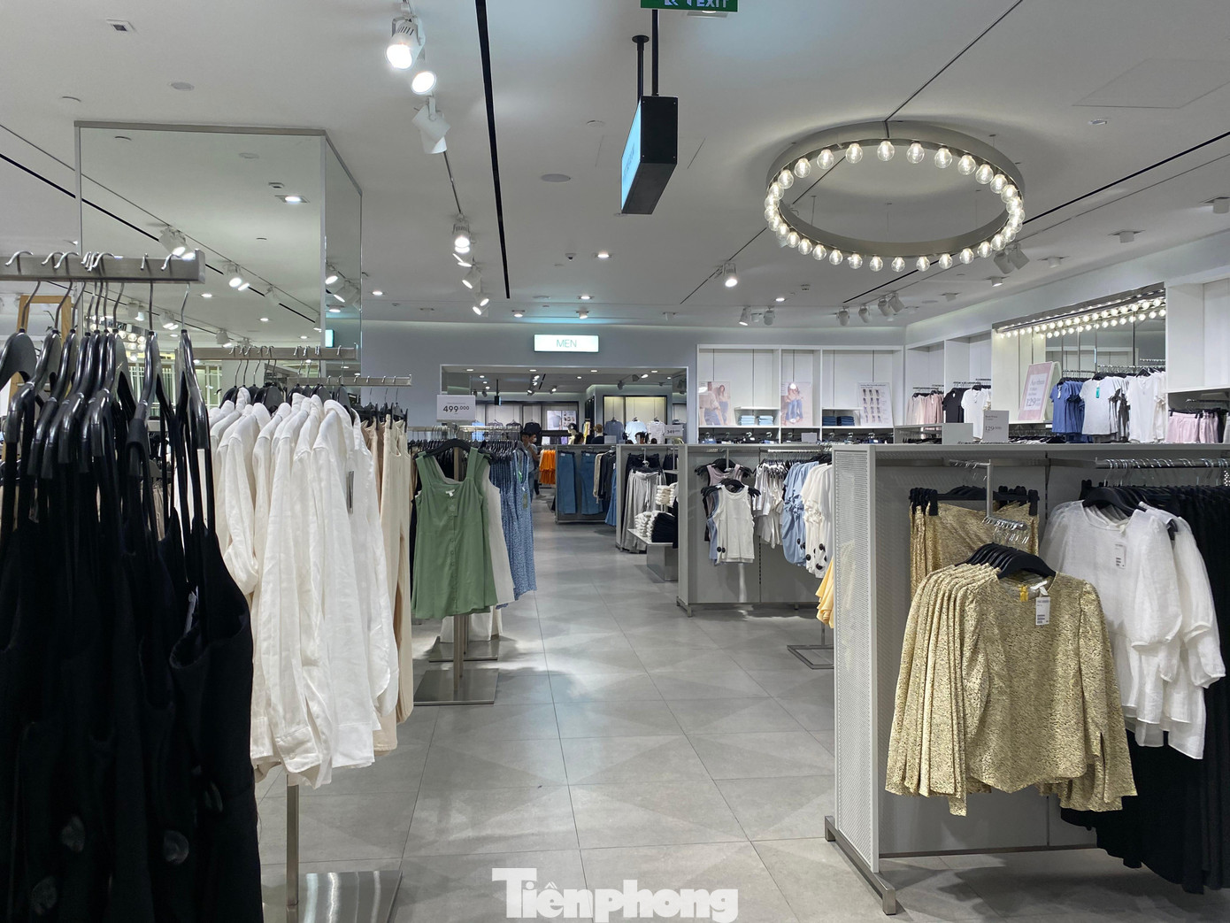 Làn sóng tẩy chay xuất hiện mạnh mẽ trên khắp mạng xã hội, đã “lan” tới các cửa hàng H&amp;M. Ngày nghỉ cuối tuần, nhưng cửa hàng của thương hiệu này vắng tanh, nhiều quầy không bóng người