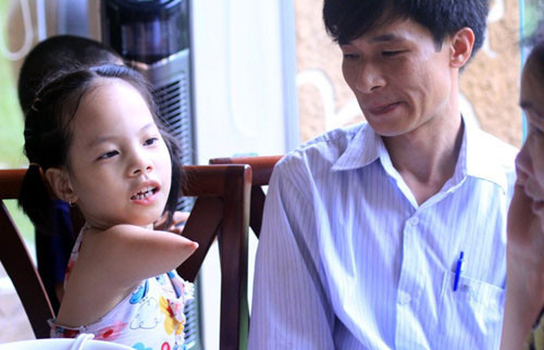 "Cảm ơn Nick, vì anh mà con tôi đã có thêm nghị lực sống. Tôi mong muốn cháu học hỏi và thành công theo tấm gương của anh", bố Linh Chi chia sẻ.