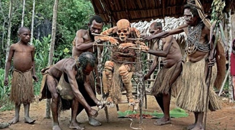 Kỳ bí tục hun xác người ở Papua New Guinea ảnh 2