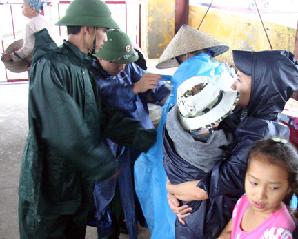 Chiến sĩ Đồn biên phòng 50 giúp người dân đảo Cát Hải di chuyển sang Cát Bà tránh bão