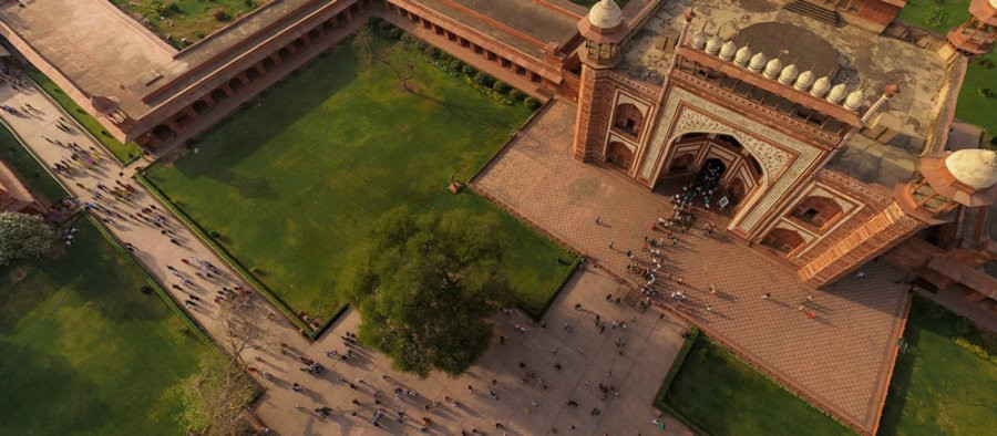 Ô tô phải đậu cách đền 1,5 dặm, khói bụi từ loại phương tiện này không thể làm ố vàng những phiến đá cẩm thạch trắng ở đây