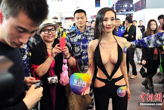 Can Lộ Lộ từng bị chỉ trích vì trang phục 'khoe hàng' quá đà. Can Lộ Lộ từng bị chỉ trích vì trang phục 'khoe hàng' quá đà