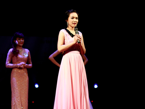 Thí sinh Nguyễn Mai Ly cũng có câu trả lời hay trước tình huống sắp xếp các yếu tố gia đình, đất nước, bạn bè, bản thân lần lượt theo vị trí quan trọng đối với bạn: Tùy theo hoàn cảnh, chúng ta có sự lựa chọn khác nhau. Hiện nay là thời bình cho nên gia đình có vai trò quan trọng nhất. Gia đình có hạnh phúc, đất nước mới vững mạnh. Tiếp đó, bản thân vì bản thân cần tôn trọng thì mới tôn trọng bạn bè và những người xung quanh. Do đó, tôi chọn Gia đình - Đất nước - Bản thân - Bạn bè. Còn khi chiến tranh, đất nước phải đặt lên hàng đầu. Đất nước – Gia đình - Bản thân - Bạn bè. 