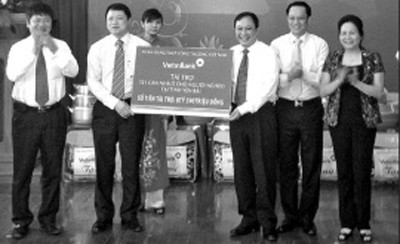 Lãnh đạo tỉnh Yên Bái và Vietinbank trao đồ dùng sinh hoạt cho người nghèo