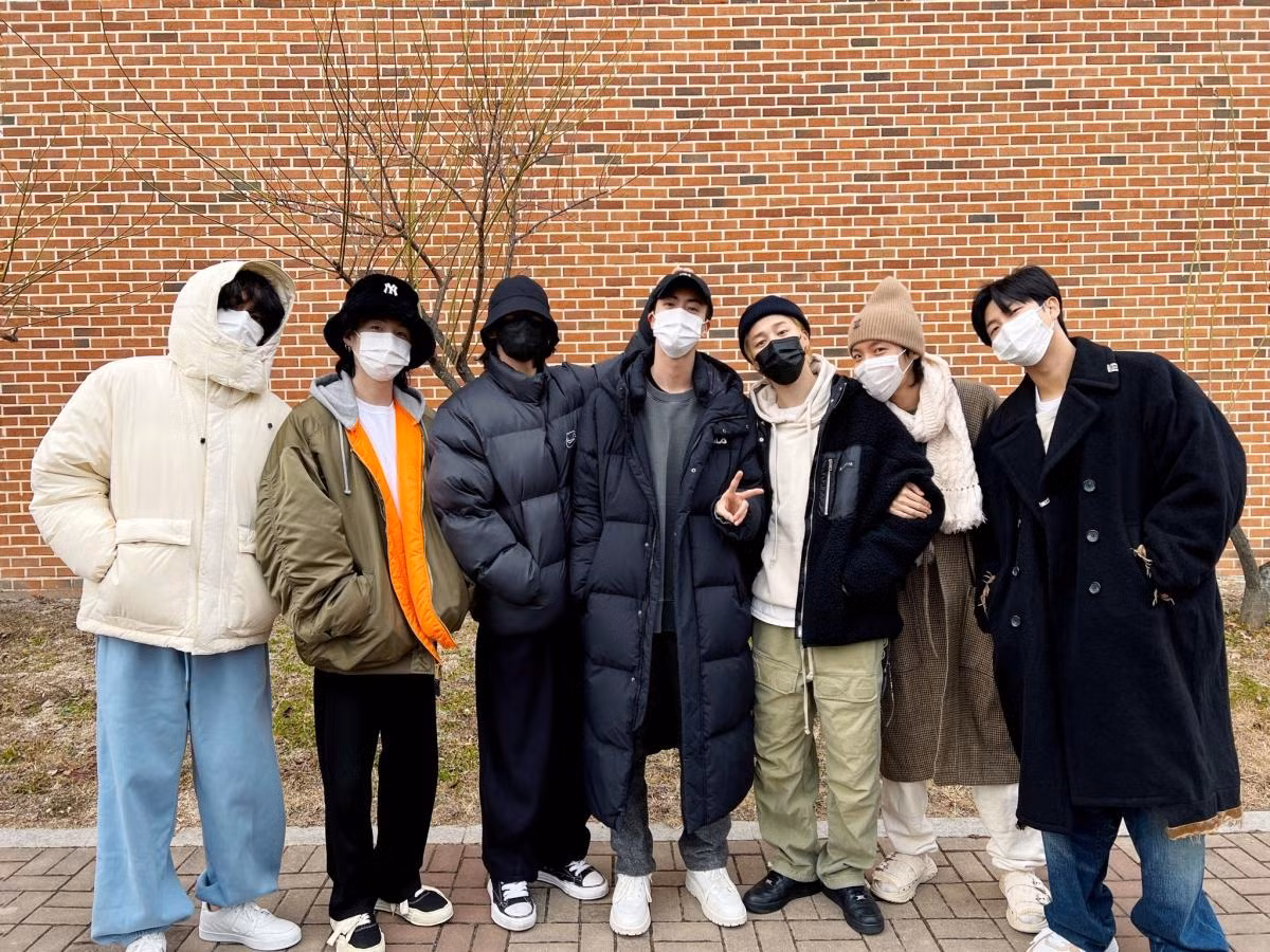BTS tiễn thành viên đầu tiên, anh cả Jin, lên đường nhập ngũ vào 13/12 vừa rồi. BTS tiễn thành viên đầu tiên, anh cả Jin, lên đường nhập ngũ vào 13/12 vừa rồi.