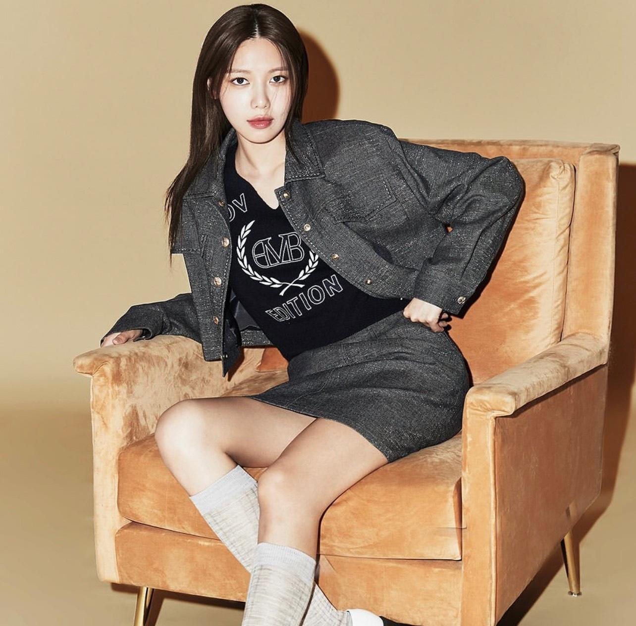 Trong bức ảnh này, có thể nhận ra sự "sao chép" rõ ràng từ font chữ, bố cục và chi tiết trên chiếc áo. Trong bức ảnh này, có thể nhận ra sự "sao chép" rõ ràng từ font chữ, bố cục và chi tiết trên chiếc áo.