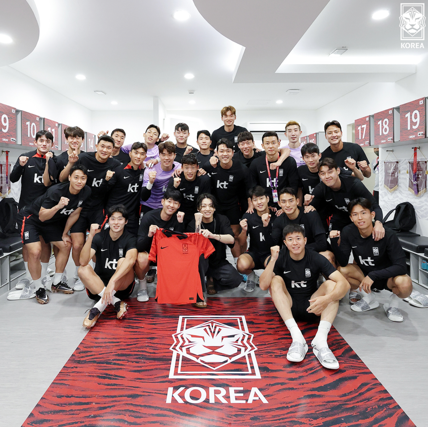 Quá nhiều sự "chấn động" cho Hàn Quốc khi Song Heung Min và Jungkook cùng xuất hiện trong một khung hình. Quá nhiều sự "chấn động" cho Hàn Quốc khi Song Heung Min và Jungkook cùng xuất hiện trong một khung hình.