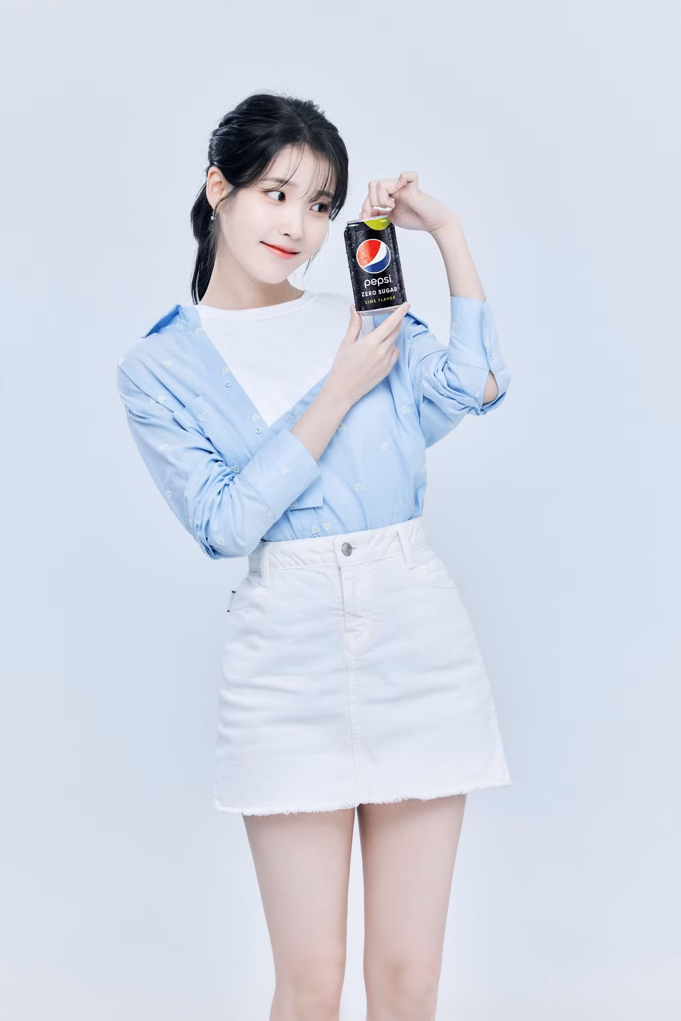 Trong năm 2022, IU sở hữu 8 quảng cáo cá nhân với toàn những thương hiệu mang tầm quốc dân: Gucci, Pepsi, Woori Financial Capital, Kakao, HiteJinro, Black Yak, New Balance và Jeju Samdasoo.