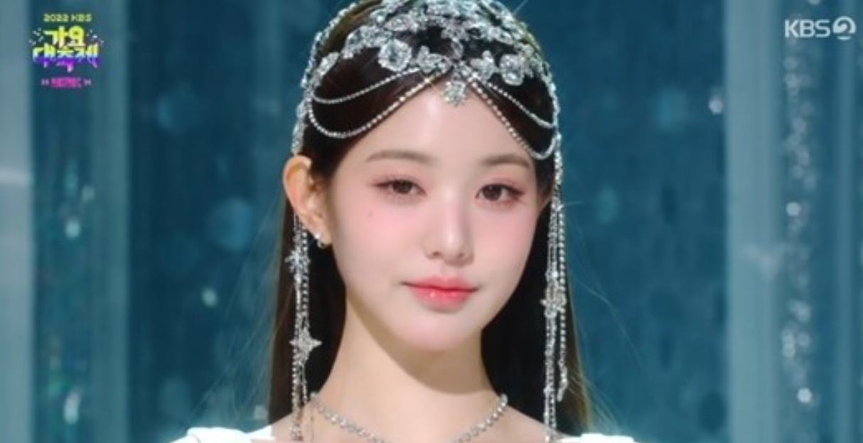 Jang Won Young "chạy show" liên tục khi vừa đảm nhận vị trí MC, vừa phải thực hiện màn trình diễn nhóm và kết hợp với thần tượng khác. Jang Won Young "chạy show" liên tục khi vừa đảm nhận vị trí MC, vừa phải thực hiện màn trình diễn nhóm và kết hợp với thần tượng khác.