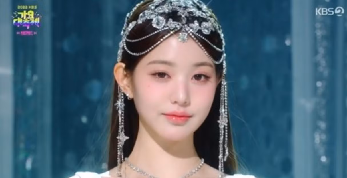 Jang Won Young "chạy show" liên tục khi vừa đảm nhận vị trí MC, vừa phải thực hiện màn trình diễn nhóm và kết hợp với thần tượng khác.