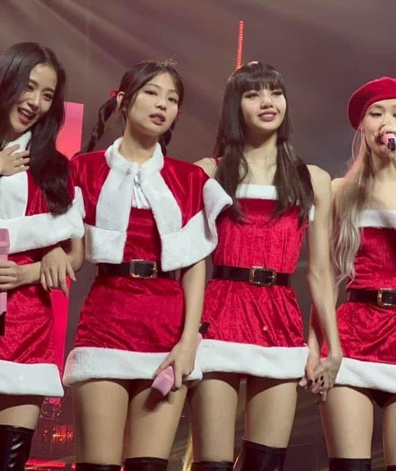 BLINKs chằng cần gì nhiều hơn khi đã có 4 "cô nàng Noel" BLACKPINK.