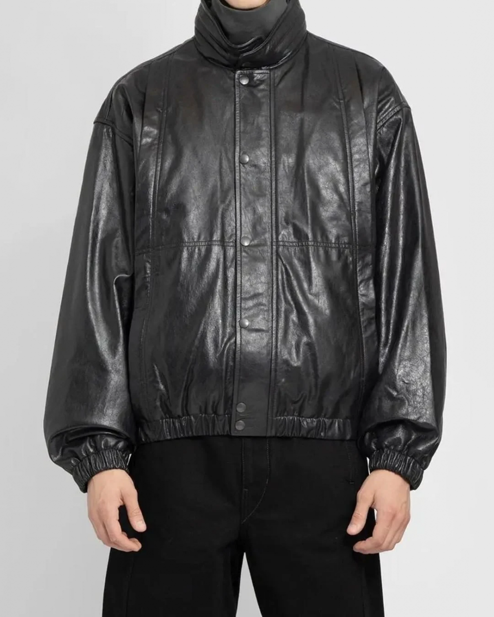 Chiếc áo được lựa chọn là mẫu áo khoác da nằm trong bộ sưu tập mới nhất của Lemaire's Blouson Crinkled.