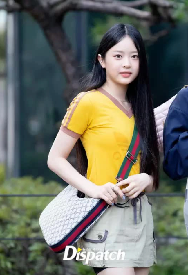 Hanni trong trang phục phối với mẫu túi đến từ Gucci.