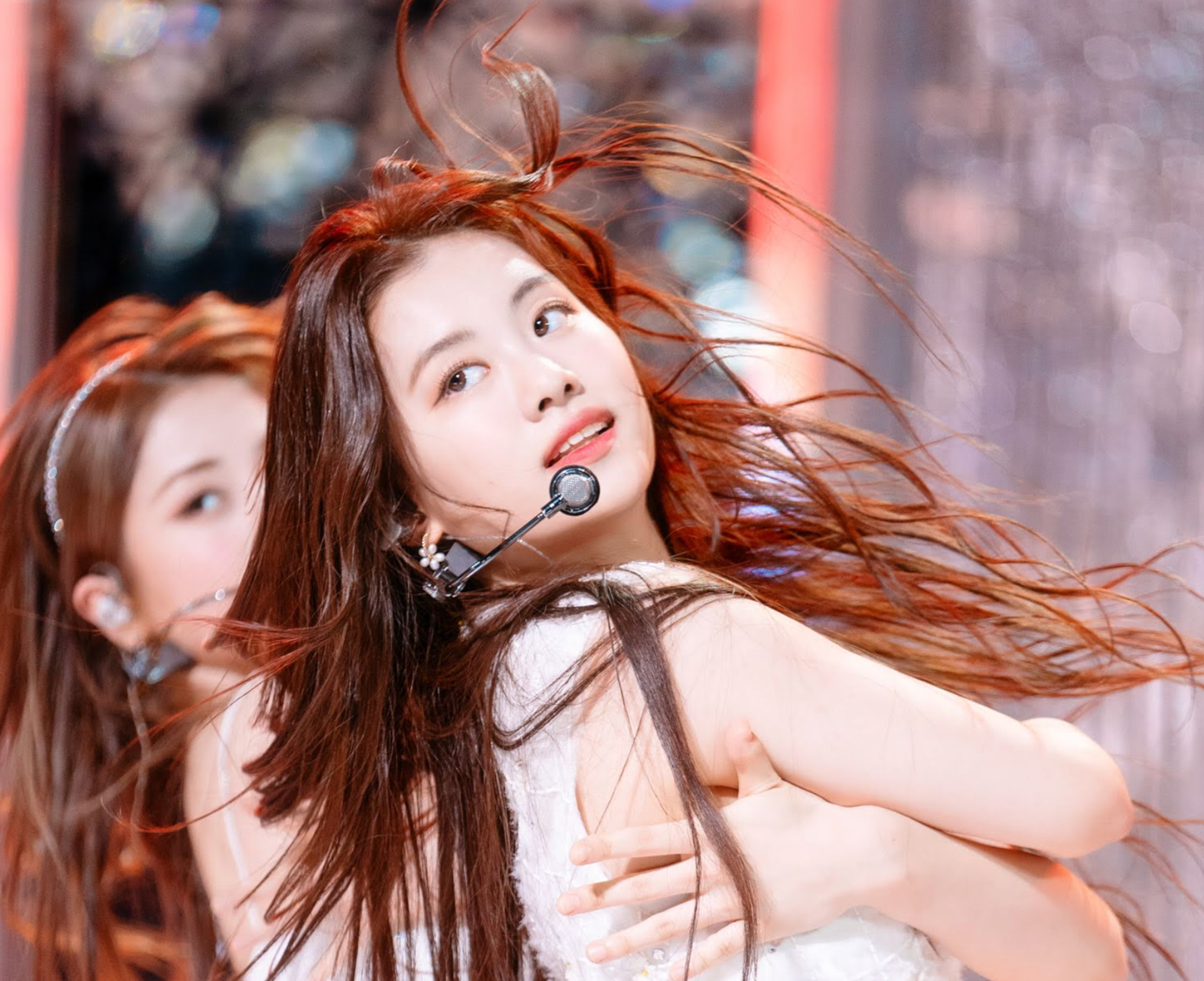 Kim Garam vẫn nhận được sự ủng hộ sau khi buộc phải rời nhóm vì bê bối bạo lực học đường. Kim Garam vẫn nhận được sự ủng hộ sau khi buộc phải rời nhóm vì bê bối bạo lực học đường.