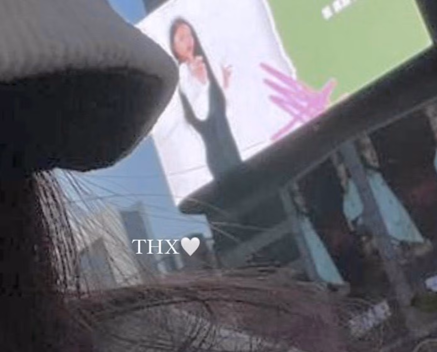 Tài khoản @y__urm đăng ảnh chụp một góc mũ ngay trước biển quảng cáo và ghi "THX♥".