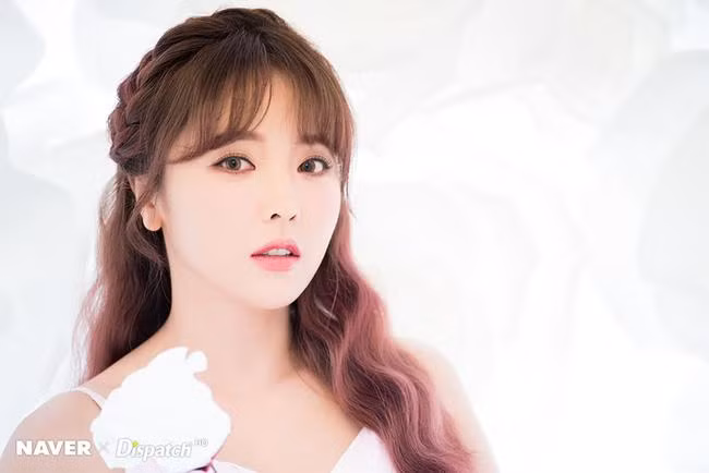 Ít ai biết rằng, Hwang Jae Gyun còn có mối quan hệ bạn bè thân thiết với Changmin (TVXQ), Kyuhyun (Super Junior) và "Nữ hoàng nhạc trot" Hong Jin Young.