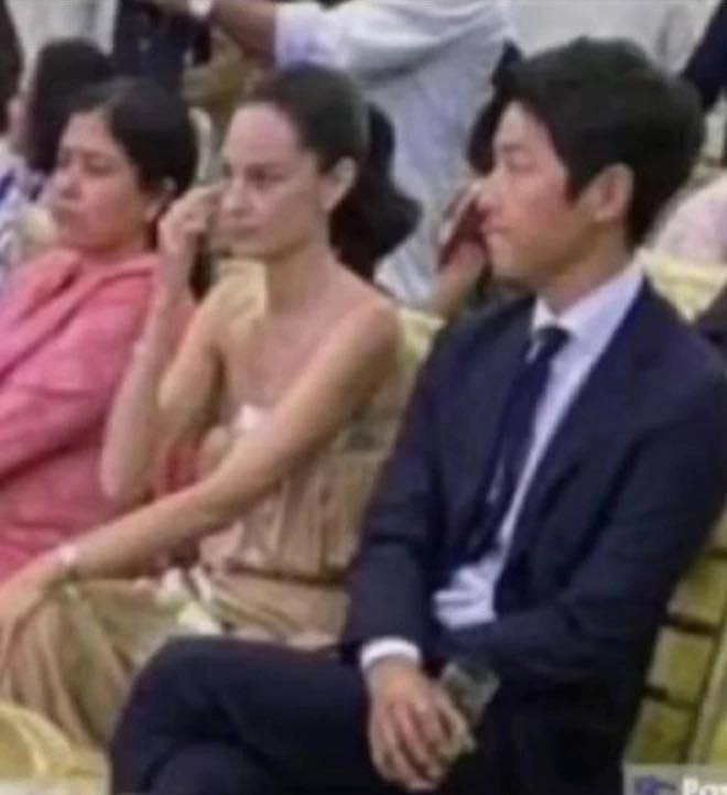 Ngay từ khi bắt đầu, Song Joong Ki chưa từng có ý định che giấu bạn gái. Ngay từ khi bắt đầu, Song Joong Ki chưa từng có ý định che giấu bạn gái.