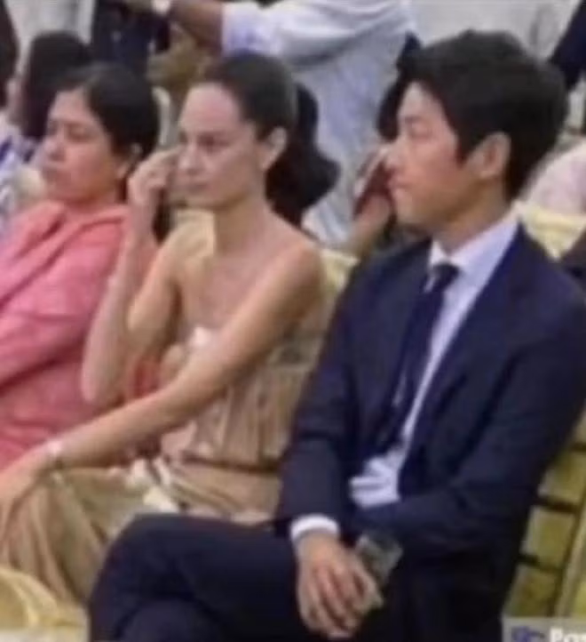 Ngay từ khi bắt đầu, Song Joong Ki chưa từng có ý định che giấu bạn gái.