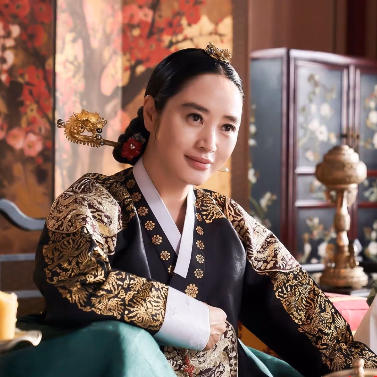Kim Hye Soo trong Under the Queen's Umbrella...