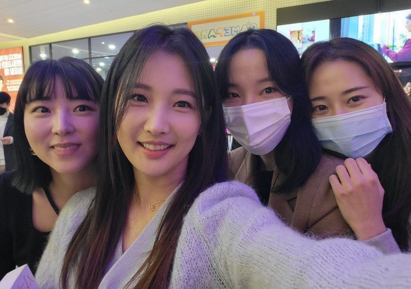 Các thành viên 4MINUTE đồng loạt "cắt đứt quan hệ" với Hyuna sau khi rời CUBE Entertainment. Các thành viên 4MINUTE đồng loạt "cắt đứt quan hệ" với Hyuna sau khi rời CUBE Entertainment.