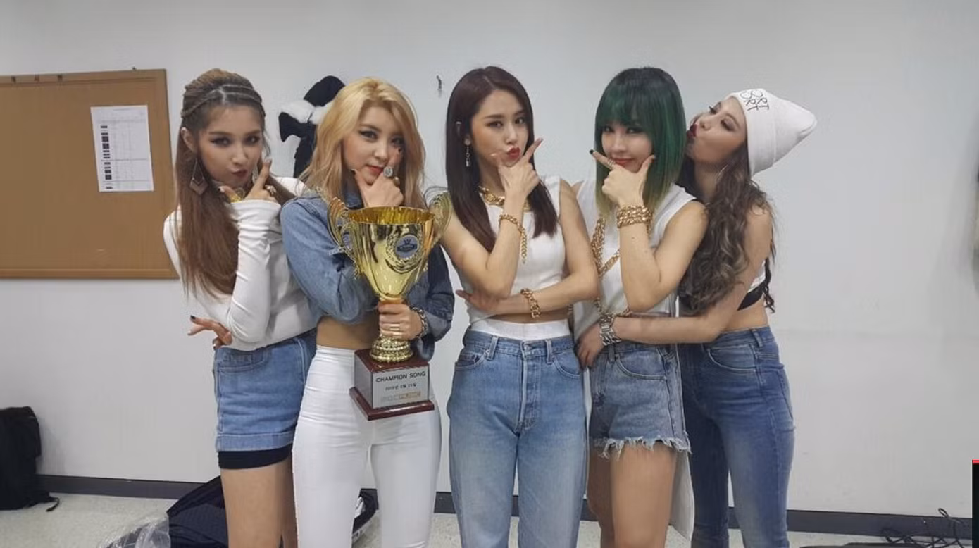 Một 4MINUTE đầy đủ bao gồm Jihyun, Sohyun, Gayoon, Jiyoon và HyunA quảng bá cho sản phẩm âm nhạc cuối cùng của nhóm - Crazy, vào năm 2015.