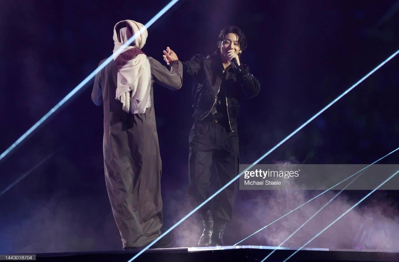 Jungkook (BTS) cùng nghệ sĩ người Qatar Fahad Al Kubaisi thể hiện ca khúc chủ đề của World Cup 2022, Dreamers. Jungkook (BTS) cùng nghệ sĩ người Qatar Fahad Al Kubaisi thể hiện ca khúc chủ đề của World Cup 2022, Dreamers.