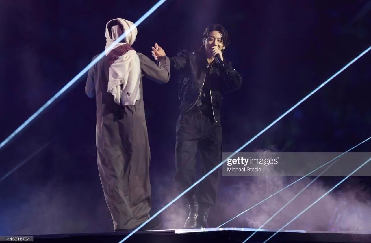 Jungkook (BTS) cùng nghệ sĩ người Qatar Fahad Al Kubaisi thể hiện ca khúc chủ đề của World Cup 2022, Dreamers. Jungkook (BTS) cùng nghệ sĩ người Qatar Fahad Al Kubaisi thể hiện ca khúc chủ đề của World Cup 2022, Dreamers.