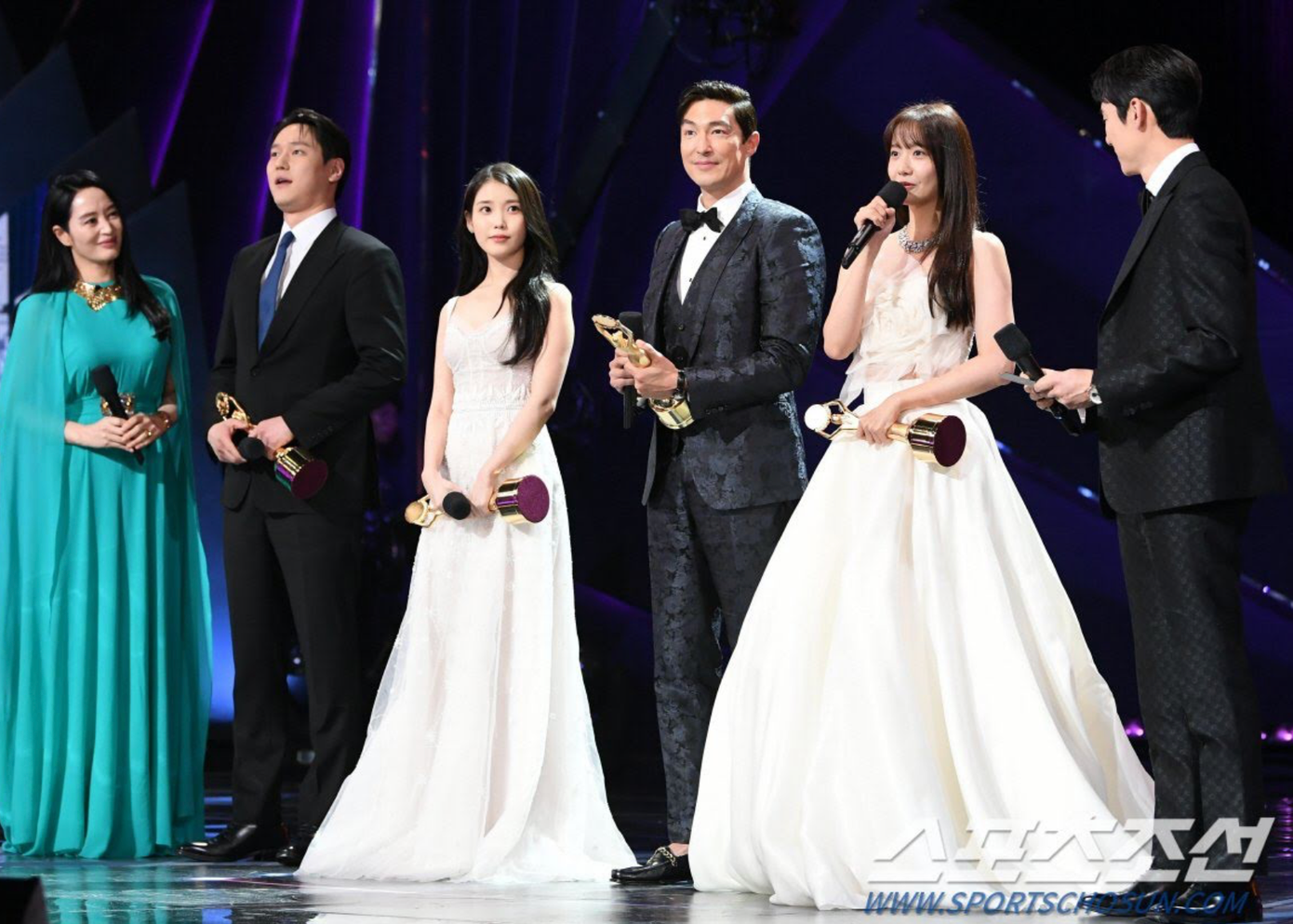 Go Kyung Pyo, IU, Daniel Henney và Yoona cùng nhận được giải thưởng Popularity Award.