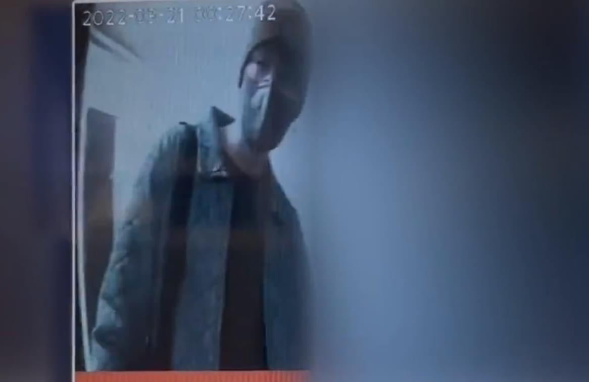 Sau khi được yêu cầu chia tay, Ravn đe doạ và liên tục đột nhập bất hợp pháp vào nhà bạn gái cũ. Sau khi được yêu cầu chia tay, Ravn đe doạ và liên tục đột nhập bất hợp pháp vào nhà bạn gái cũ.