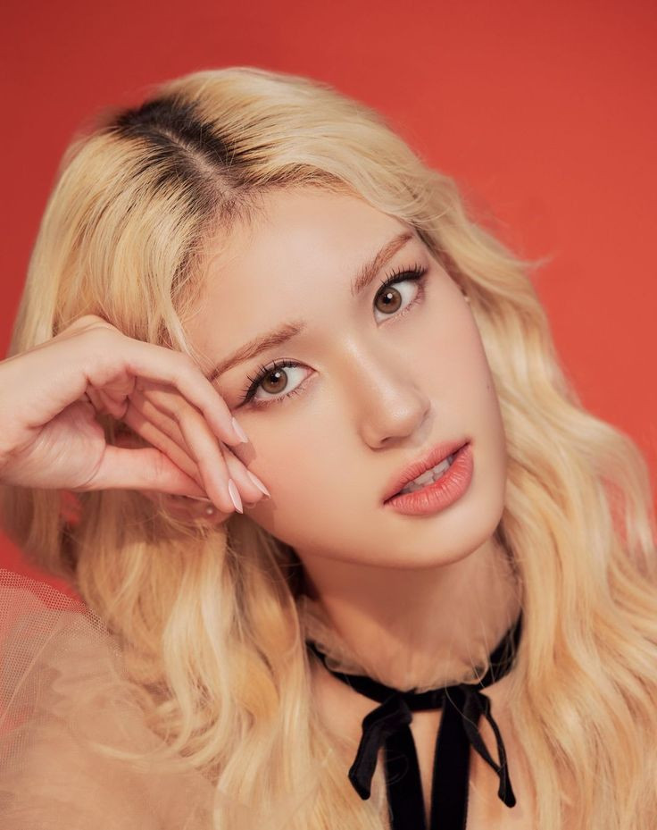 Từ thời trang đến mỹ phẩm, Somi đều "cân đẹp", dù mới 21 tuổi.