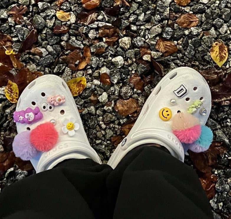 Phụ kiện chữ "D" trên đôi Crocs của Won được cho là viết tắt của "Da Yeon".