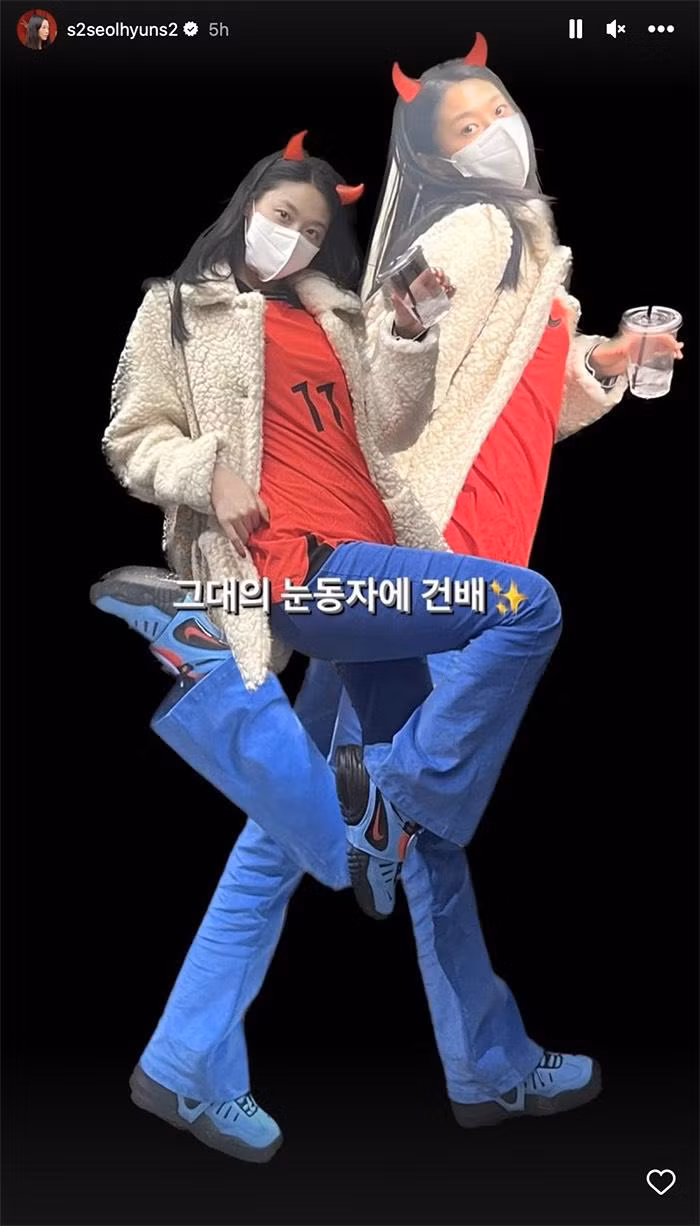 Cô nàng đặc biệt "pose" ảnh cùng chiếc áo số 11 của Hwang Hee Chan.