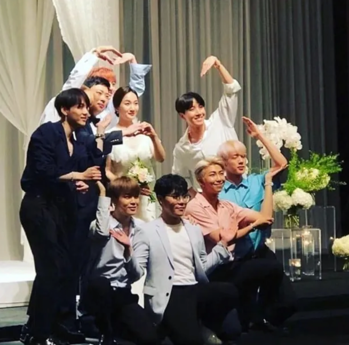 Khác với hình ảnh sang trọng thường thấy trên thảm đỏ, BTS diện trang phục đơn giản, tạo cảm giác thân thiện và tự nhiên.