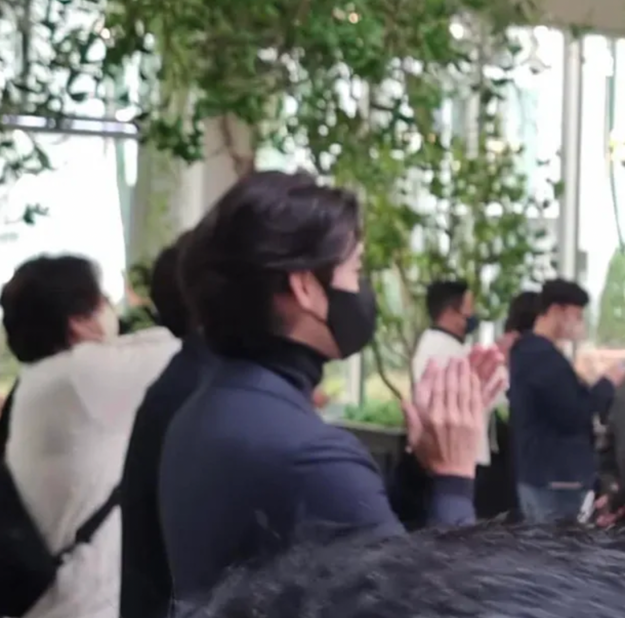 Hyun Bin và Son Ye Jin "chia 2 ngả" để tham dự 2 đám cưới của những người thân thiết diễn ra trong cùng 1 ngày.