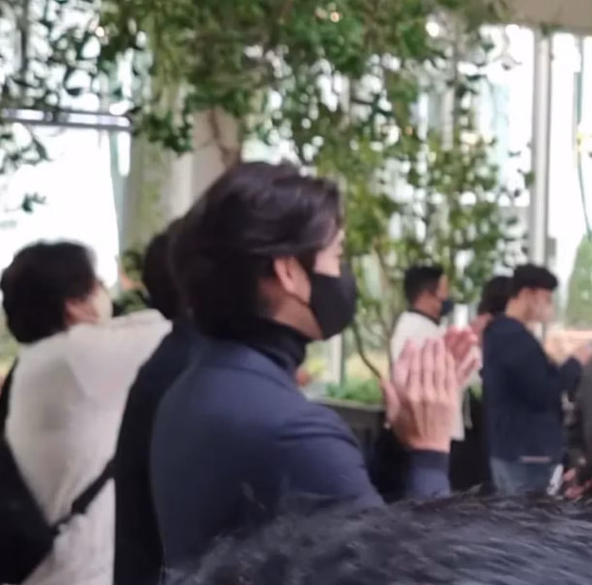 Hyun Bin và Son Ye Jin "chia 2 ngả" để tham dự 2 đám cưới của những người thân thiết diễn ra trong cùng 1 ngày.