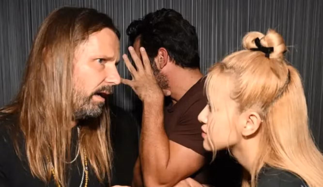 Rosé bên cạnh nhà sản xuất âm nhạc Max Martin (trái) và Jeremy Erlich (che mặt) trong tiệc hậu MTV VMAs 2022.