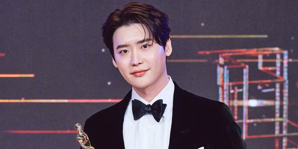 Và giờ thì người ta đã biết, "người Lee Jong Suk thích rất nhiều" chính là IU.