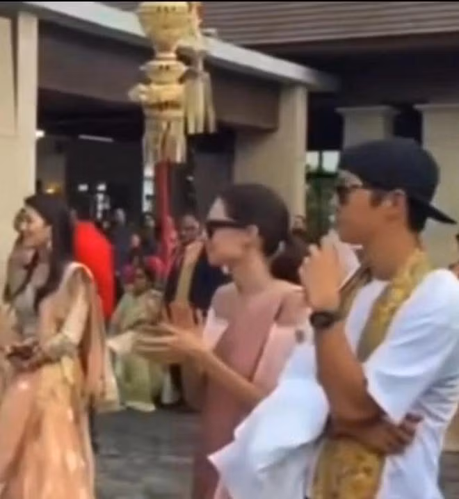 Nam diễn viên thường xuyên đưa bạn gái đi cùng trong những lịch trình xuất ngoại.