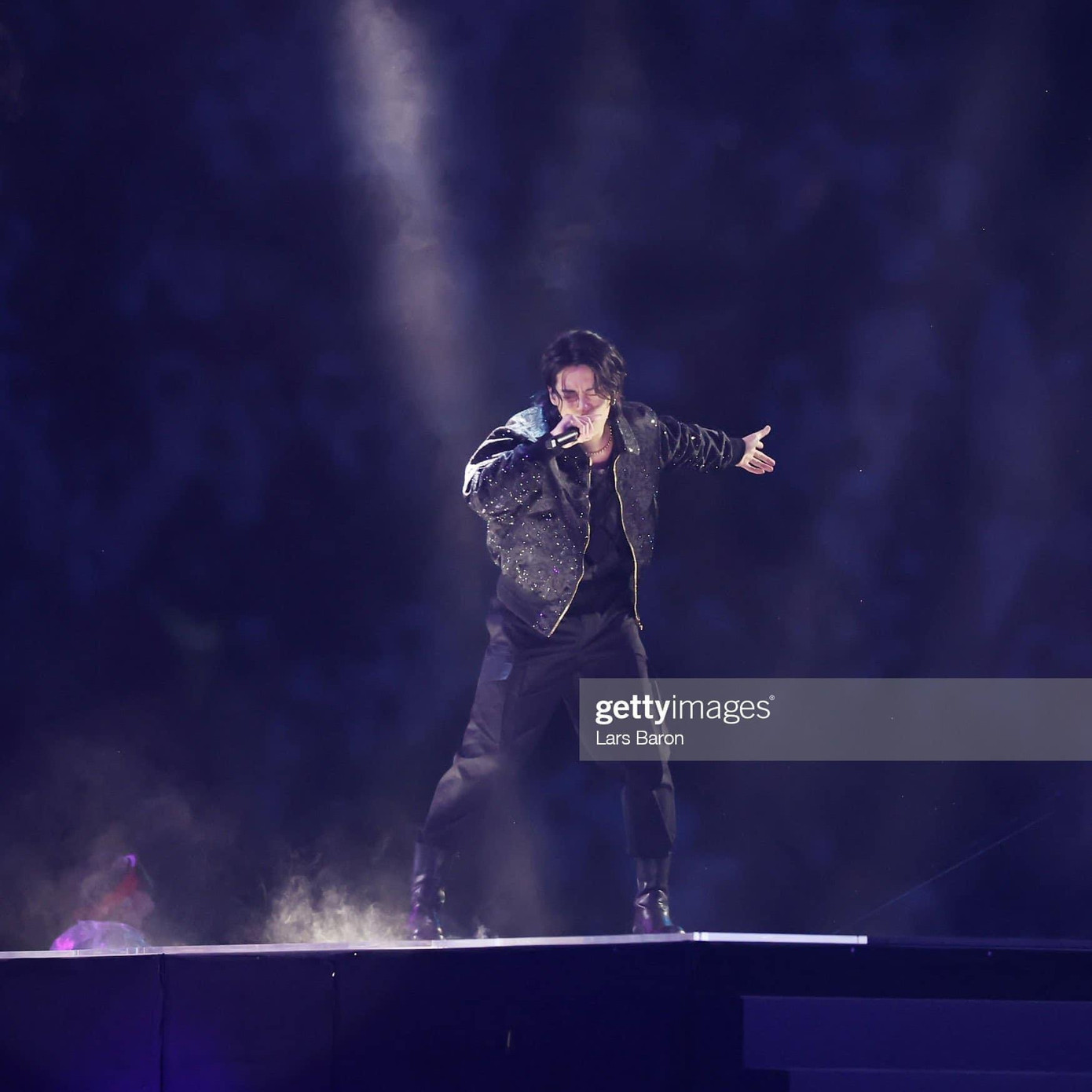 Trang phục không hề sặc sở hay cầu kỳ nhưng giúp Jungkook ghi điểm tuyệt đối khi vừa thể hiện được chất riêng, vừa phù hợp với tinh thần của sự kiện. Trang phục không hề sặc sở hay cầu kỳ nhưng giúp Jungkook ghi điểm tuyệt đối khi vừa thể hiện được chất riêng, vừa phù hợp với tinh thần của sự kiện.