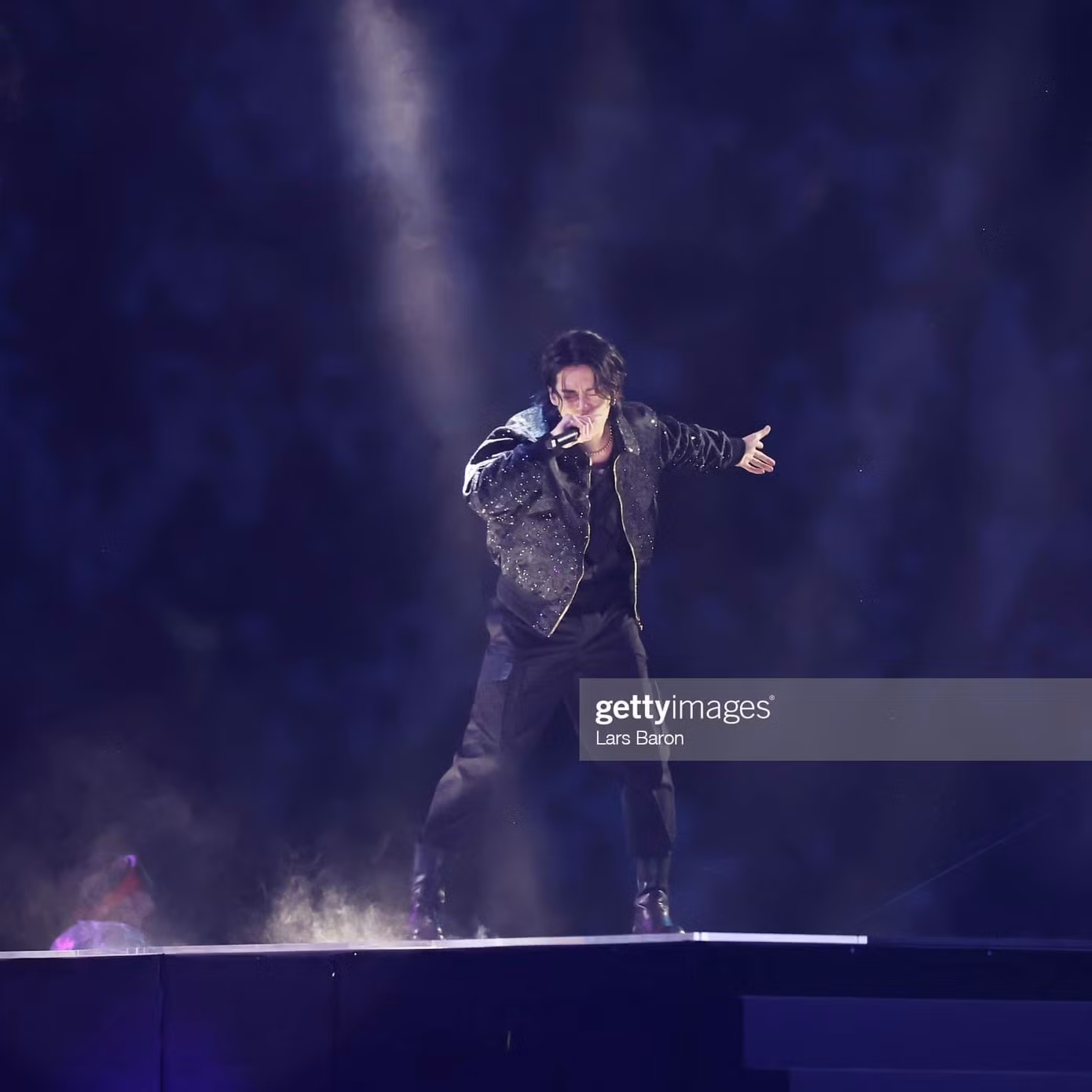 Trang phục không hề sặc sở hay cầu kỳ nhưng giúp Jungkook ghi điểm tuyệt đối khi vừa thể hiện được chất riêng, vừa phù hợp với tinh thần của sự kiện. Trang phục không hề sặc sở hay cầu kỳ nhưng giúp Jungkook ghi điểm tuyệt đối khi vừa thể hiện được chất riêng, vừa phù hợp với tinh thần của sự kiện.