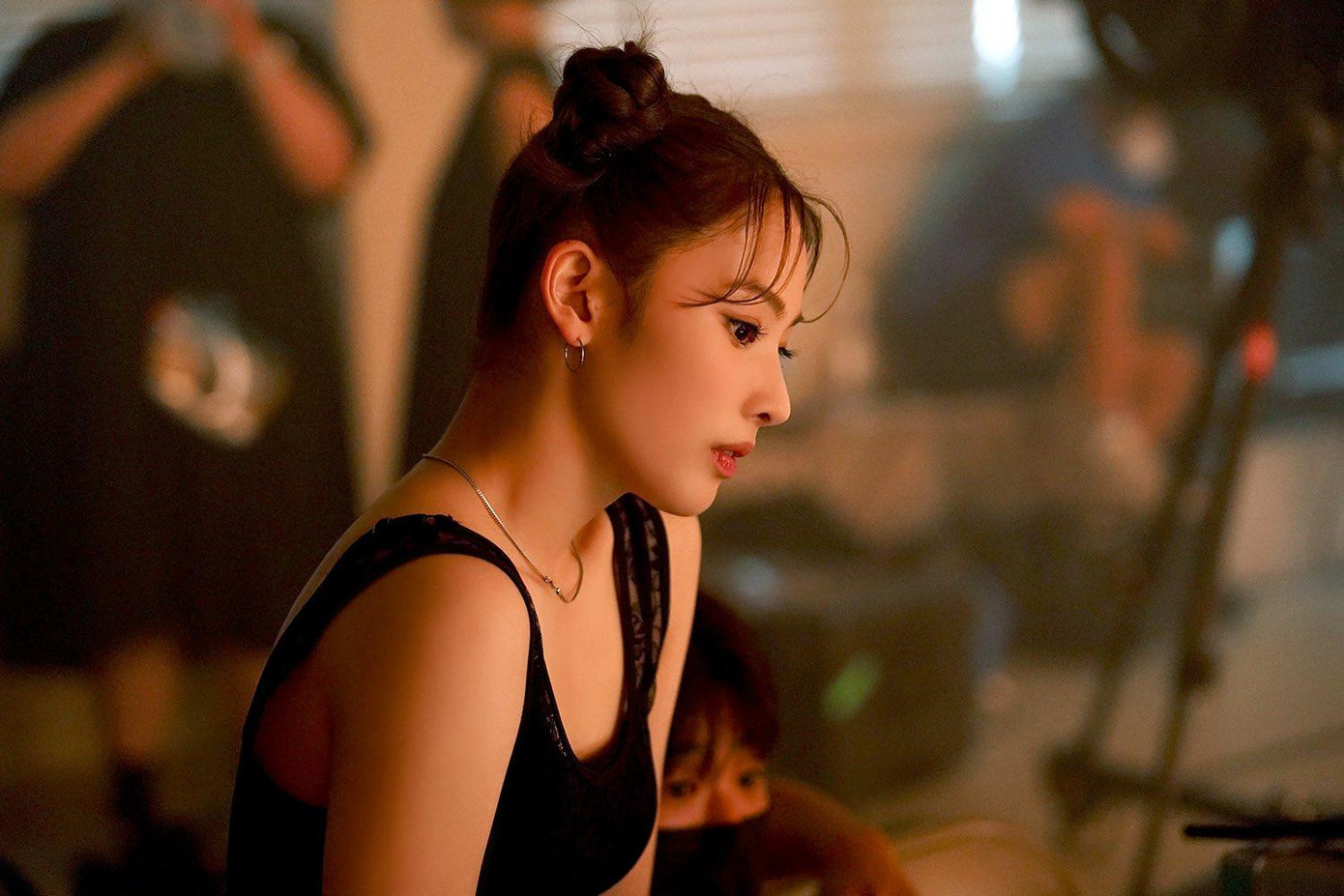 Ngay từ hình ảnh teaser trước khi ra mắt, Jinni đã nhận được sự chú ý rất lớn và ngay lập tức trở thành "hot mem" của NMIXX.