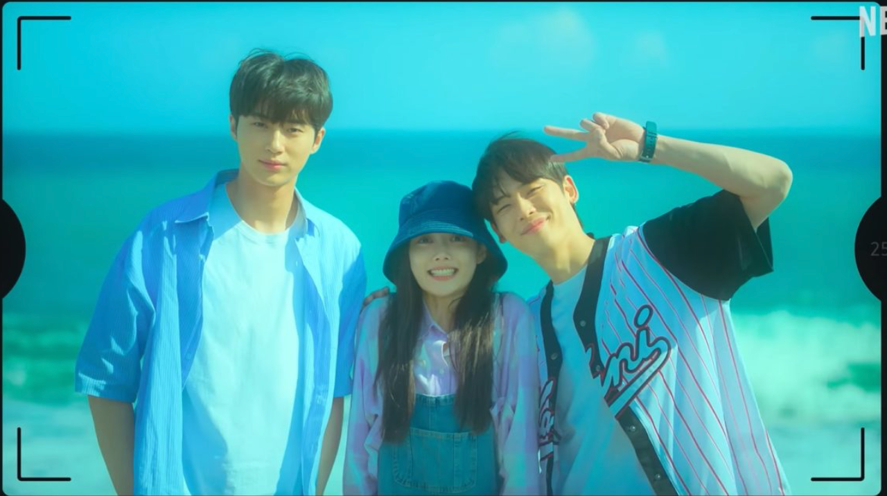 Park Jung Woo (ngoài cùng bên phải) trong 20th Century Girl.