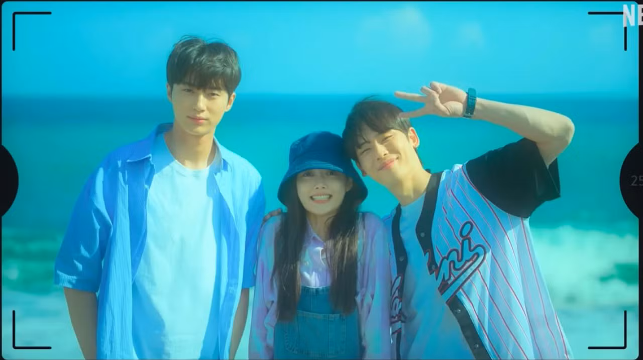 Park Jung Woo (ngoài cùng bên phải) trong 20th Century Girl.