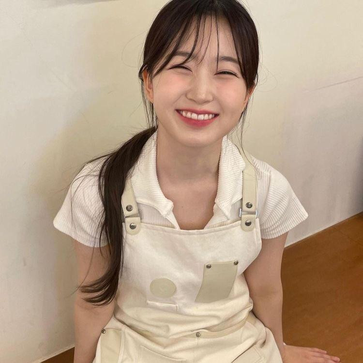 Những bức ảnh tươi cười của Haewon lần lượt được đem ra "mổ xẻ".