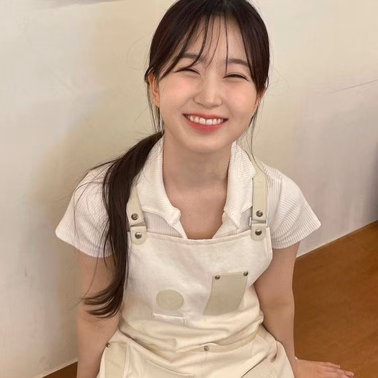 Những bức ảnh tươi cười của Haewon lần lượt được đem ra "mổ xẻ".