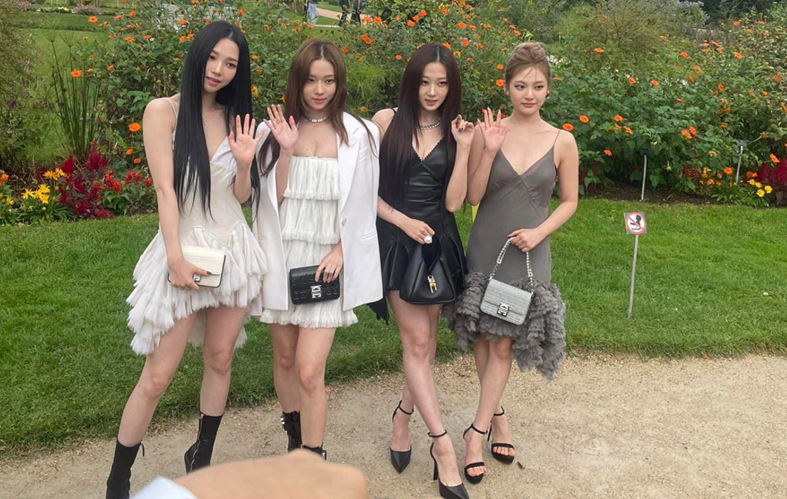 Em út Ningning (ngoài cùng bên phải) liên tục phải tạo dáng che bụng vì trang phục lộ khuyết điểm, Winter (đứng thứ 2 từ trái sang) được tạm coi là “ổn áp”. Em út Ningning (ngoài cùng bên phải) liên tục phải tạo dáng che bụng vì trang phục lộ khuyết điểm, Winter (đứng thứ 2 từ trái sang) được tạm coi là “ổn áp”.