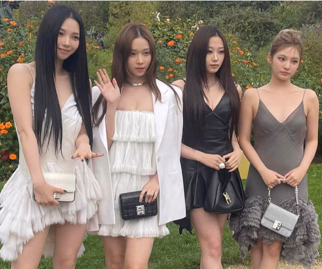 Karina (ngoài cùng bên trái) và Giselle (váy đen) xuất hiện cùng kiểu tóc ép thẳng nhàm chán.