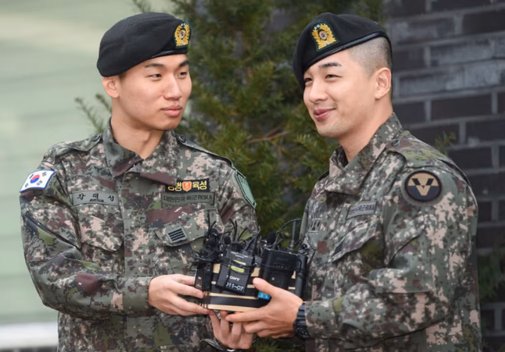 Vào 26/12, Daesung và Taeyang đồng loạt thông báo rời YG nhưng vẫn sẽ mãi là thành viên của BIGBANG.